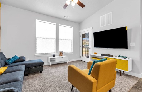 Saratoga Springs Condo | Modern 3 Bedroom Condo, Nestled in a Prime Location. Pets Permitted.
