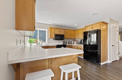 Dundee House | Modern 3 Bedroom Farmhouse of Dundee - Amazing Views, Fire Pit and Comfort