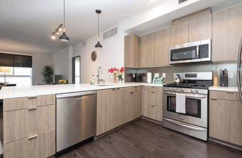 Little Tokyo Apartment | Modern 3BR City Escape | Balcony & Rooftop Pool