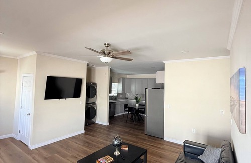 Vernon House | Modern 3BR Home Near DTLA, USC, Beaches and Top Attractions with Free Parking