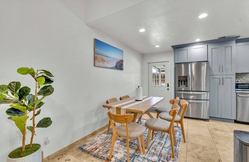 Fresno House | Modern 3BR Pool Home w EV Charger-BBQ-Firepit