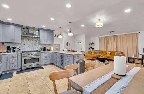 Fresno House | Modern 3BR Pool Home w EV Charger-BBQ-Firepit