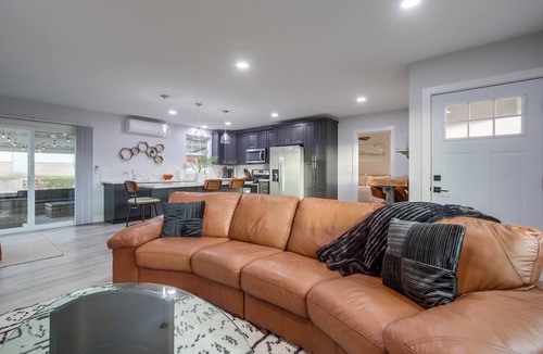 Bay Park House | Modern 3BR Retreat, Heated Pool, Near Beaches - Perfect for friends and Families