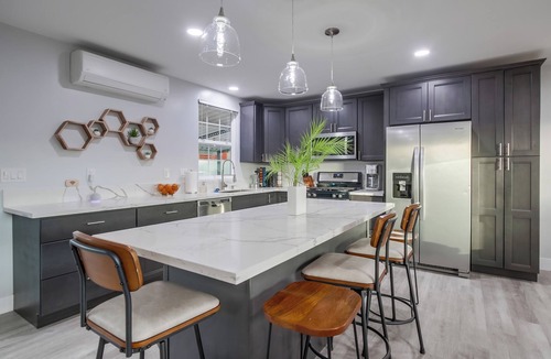 Bay Park House | Modern 3BR Retreat, Heated Pool, Near Beaches - Perfect for friends and Families