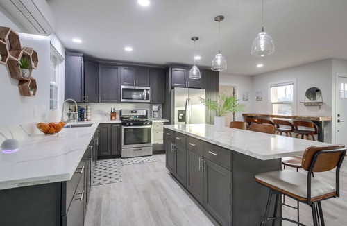Bay Park House | Modern 3BR Retreat, Heated Pool, Near Beaches - Perfect for friends and Families