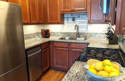 Stockton House | Modern 4BR; Convention Ctr~2mi; Yard/Patio/Outdoor Bar; AC, W/D, 4-car Parking!