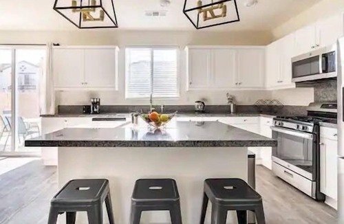 Fontana House | Modern 4BR Getaway Spa Perfect for Work & Family