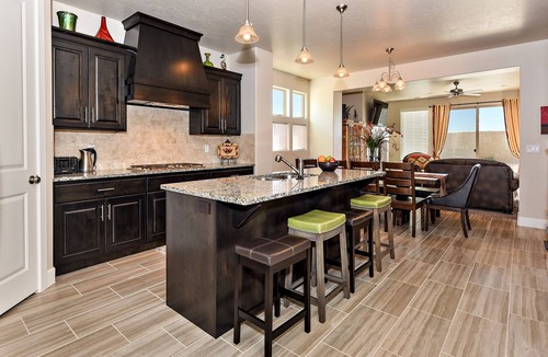 St. George House | Modern 4BR Sleeps 14 w/Game Room - Walk to Pool
