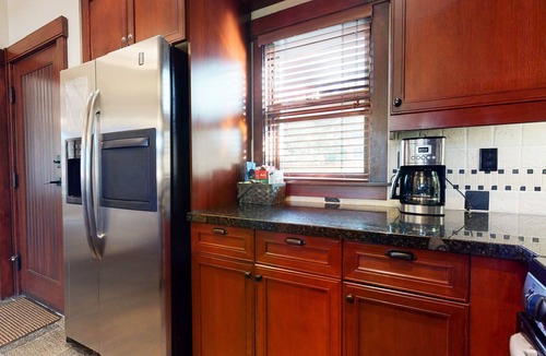 Mammoth Lakes Condo | Modern 5-Star Townhome, Private Hot Tub, Gas Grill & Garage. Serene Location