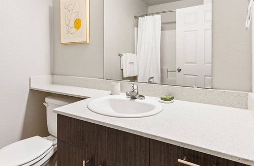 Vancouver Apartment | Modern Apartment in Prime Location (ID7029X00)