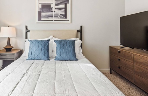 Vancouver Apartment | Modern Apartment in Prime Location (ID7029X00)
