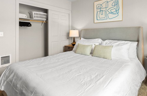Vancouver Apartment | Modern Apartment in Prime Location (ID7029X00)