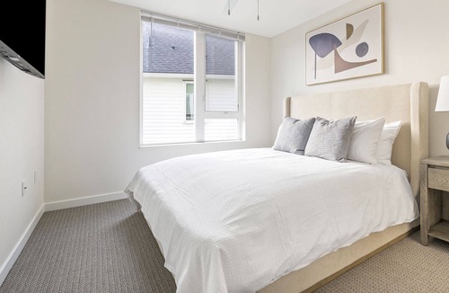 Gresham Apartment | Modern Apartment in Prime Location (ID1235X315)