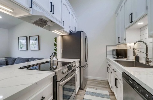 Pacific Beach House | Modern Apartment Near It All !