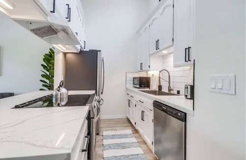 Pacific Beach House | Modern Apartment Near It All !