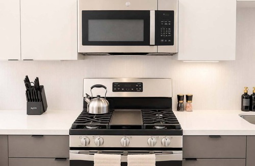 Lyon Street Apartment | Modern Apartment with Pool & GYM Near Disneyland