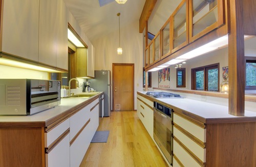 Glencoe House | Modern Arnold Escape | Game Room and BBQ Deck