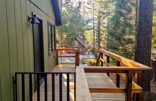 Tahoe Paradise House | Modern Cabin Near Trails - Fenced-in Yard, Kid, Dog & Remote-Work Friendly!