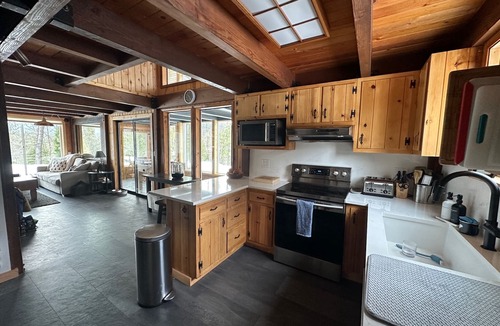 Weed Cabin | Modern Cabin w/Panoramic Mt Shasta View