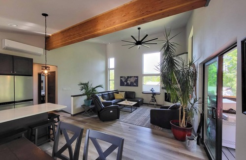 Ronald House | Modern charming 3-bedroom house in marvelous Ronald with WiFi, AC, Ping pong.