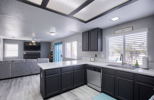 Green Valley House | Modern Chic Cozy w/Free Hottub and EV Charging, 10min>Strip, 5min to Airport