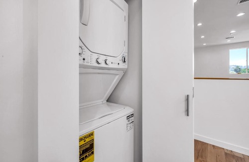 Wilshire Apartment | Modern Chic Loft In Hollywood-Koreatown With Parking