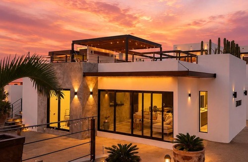 La Ventana House | Modern, Clean & Airy Beach Retreat with Pool and Rooftop Ocean Views