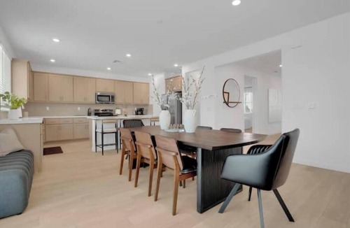 Peters House | Modern Comfort: Manteca Edition
