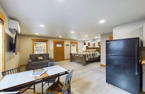 Mariposa Apartment | Modern Comfort Suite B - Heart of Downtown