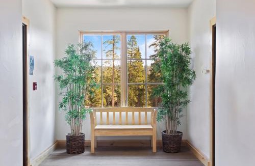 Bear Valley Apartment | Modern Condo - EV Charger - SM 301