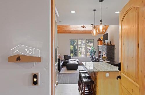 Bear Valley Apartment | Modern Condo - EV Charger - SM 301