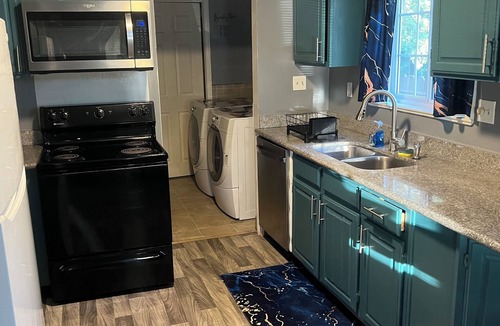 Rodeo House | Modern Corporate Housing/Wi-Fi/Near Refineries