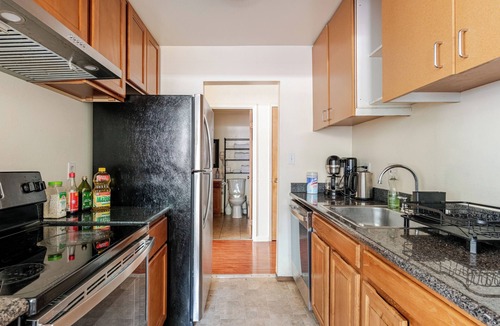 Albany Apartment | Modern & Cozy 2 Bedroom 2 Bathroom Suite with Sofabed 75" TV