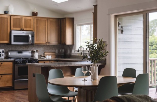 Metzger House | Modern & Cozy Home - EV Charger - Easy Access to PDX Metro