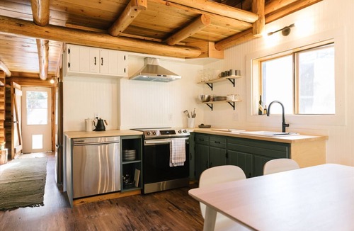 La Pine Cabin | Modern-Cozy LOG CABIN near La Pine state park
