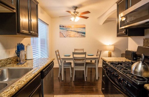 Lincoln Acres Condo | Modern & Cozy ~Mins to the Beach ~ Queen Beds~ Pkg