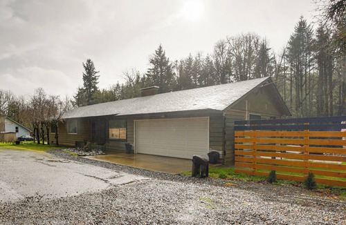 Oregon Coast Cottage | Modern Creekside Retreat 1 Mi to Spirit Mtn Casino