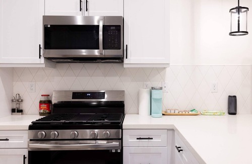Guasti Apartment | Modern Designer Stay Bright Chic Spacious