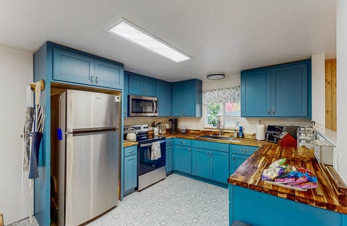 Southeast Eugene House | Modern family friendly home w/fireplace, washer & dryer, WIFI - close to town