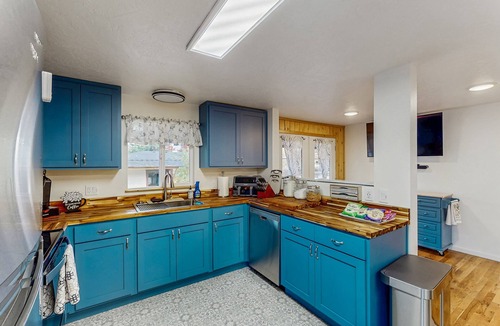 Southeast Eugene House | Modern family friendly home w/fireplace, washer & dryer, WIFI - close to town