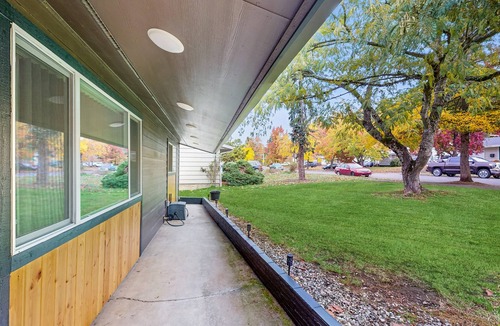 Southeast Eugene House | Modern family friendly home w/fireplace, washer & dryer, WIFI - close to town