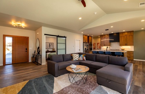 Klamath Falls House | Modern family home with game room, at the Runnning Y Resort.