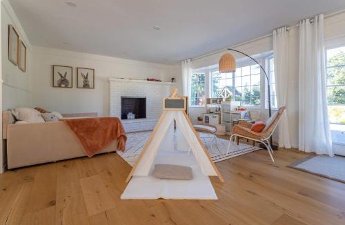 Freestone House | Modern Farmhouse on 1 Acre Lot Just Steps From Regional Park with Hot Tub