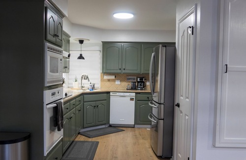Raisin House | Modern home 3-BR Retreat — Quiet, Cozy, & Family-Friendly in Fresno.