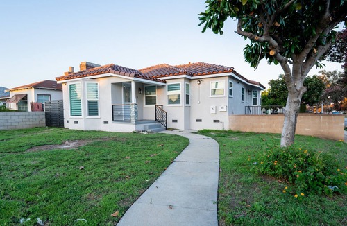 San Gabriel House | Modern Home in SGV - Fast Wifi, Sleeps 7, 15 Min from DTLA/Pasadena!