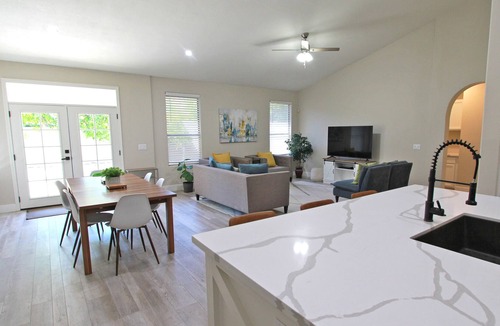 Val Vista Lakes House | Modern Home Sweet Haven | Coffee Bar + Game Room