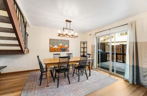 Lake Forest House | Modern home with shared hot tub pool sauna tennis & fireplace & W&D