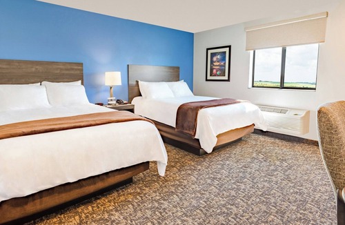 Redding Hotel | Modern Hotel Near I-5 Exit 677 by Cascade Theater & Burney Falls