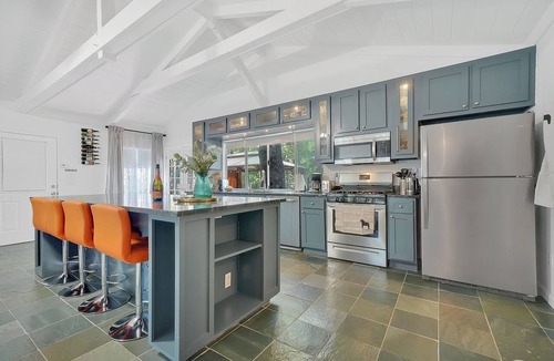 Glencoe House | Modern House: 3BR, HotTub, FireTable, BBQ, Dogs OK, Games, Wine Testing!