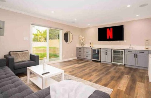 Southwest Anaheim House | Modern House near Disneyland 3BR/1BR